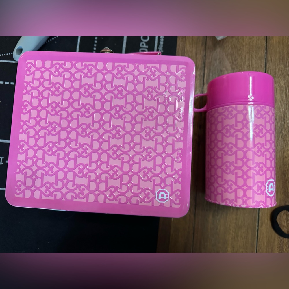 Barbie- Alamo collector lunch box with food container